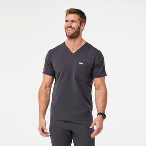 FIGS Men’s Leon Three-Pocket Scrub Top in Charcoal Color (NWT)